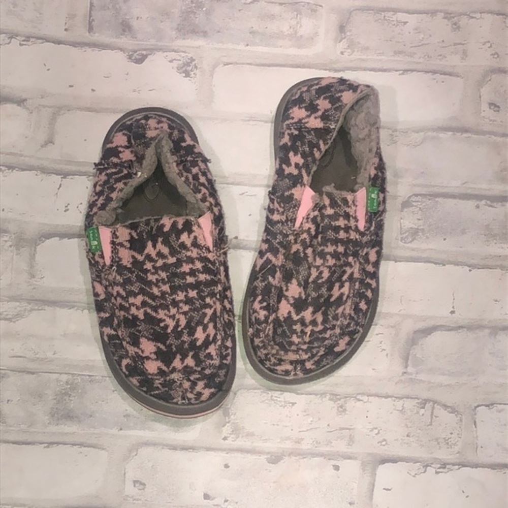 Sonuk gray and pink slippers